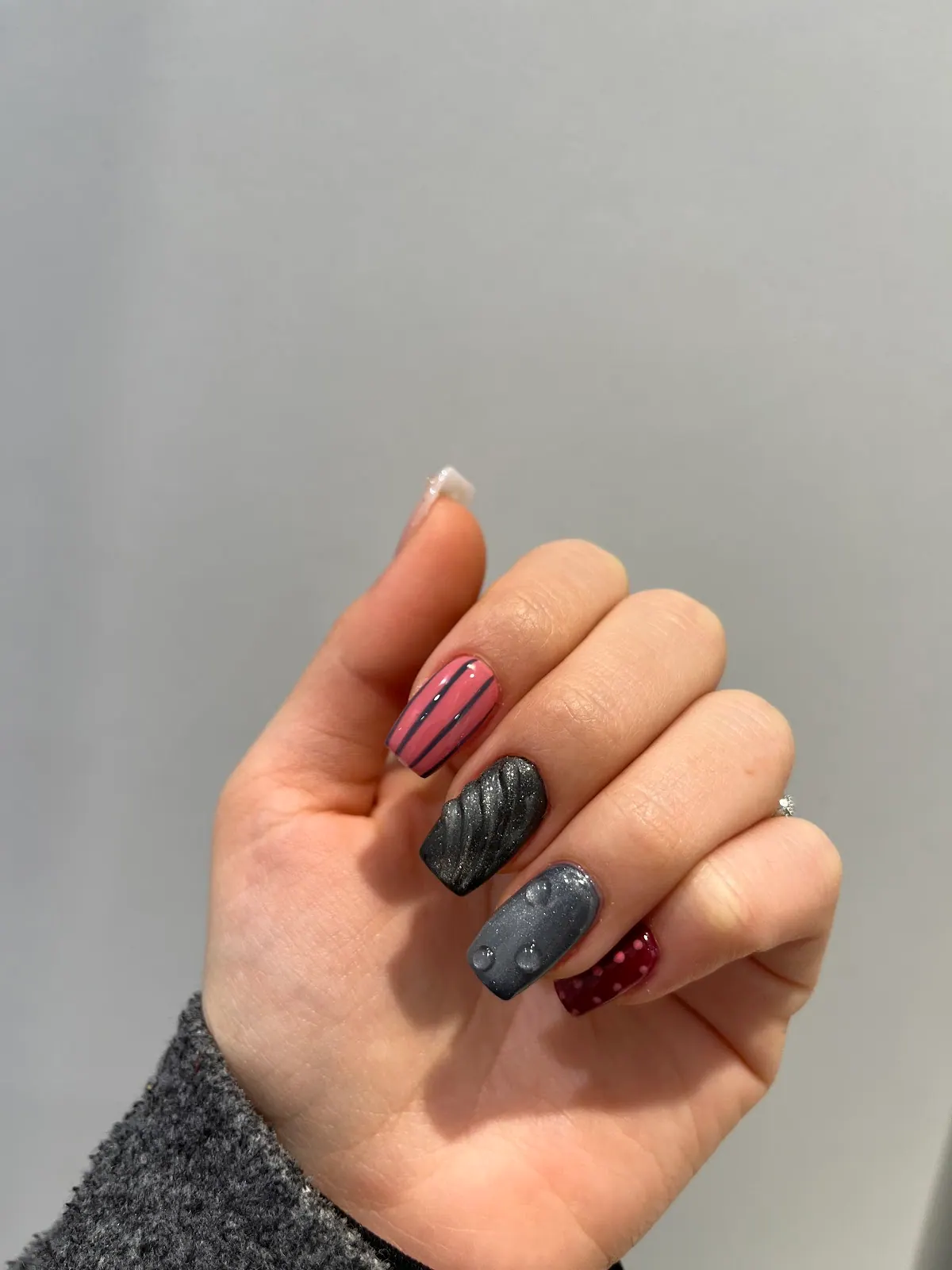 Pembe, antrasit ve bordo tonlarında nail art uygulaması